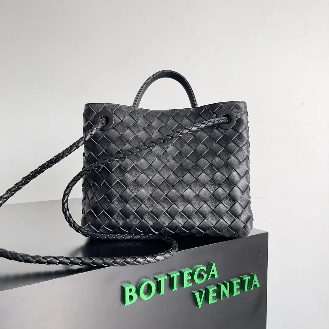 The 2023 new Andiamo batch of 1860 BV has been shipped‼ ️Really popular🔥The new Andiamo woven handbag launched by Bottega Veneta this season is really popular all over the world! ! Celebrities at home and abroad have worn it, and Oscar-winning actress Michelle Yeoh has taken it out on the street. Song Jia, Trai Yara, Yu Feihong, Sanji Ayaka, Rosie Hunting-Whiteley, Yoshioka Riho, etc. have all picked up this bag. It is classic and versatile, showing off its temperament, and the bag capacity is also large, which is very convenient for daily commuting! ! A variety of carrying methods, the shoulder straps can be adjusted by yourself, the original lambskin feels soft and delicate, and the neutral style is made to break gender boundaries and bring a more practical and longer-lasting use experience. Andiamo, which has both elegant and casual styles, perfectly interprets the true appearance of "fashionable old money style". Style number: 743568 Size: 25*22*10.5cm